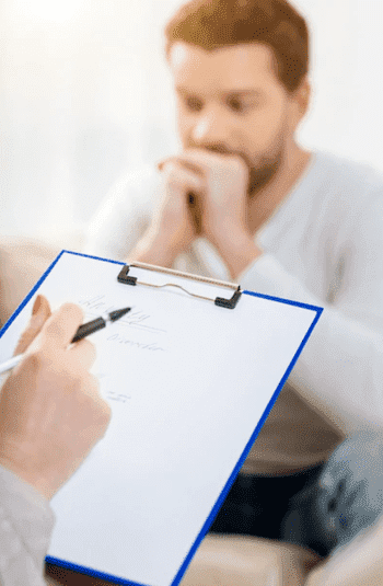 lekarz rozmawia z pacjentem