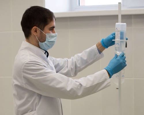 lekarz zakłada kroplówkę