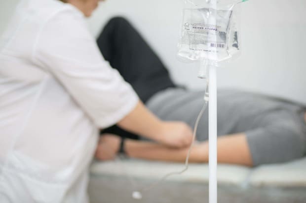 lekarz zakłada kroplówkę